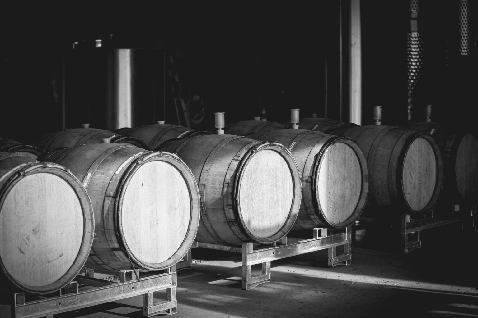 English sparkling wine ageing in barrels